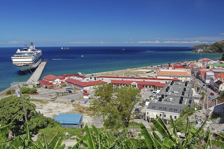 Pohled přístav Saint George s kotvící výletní lodí, Grenada