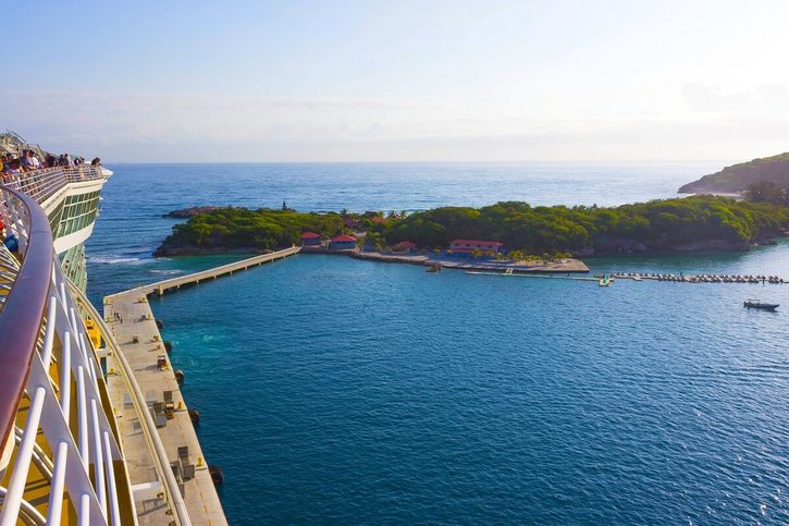 Labadee - Labadee z paluby výletní lodi s výhledem na pobřeží.