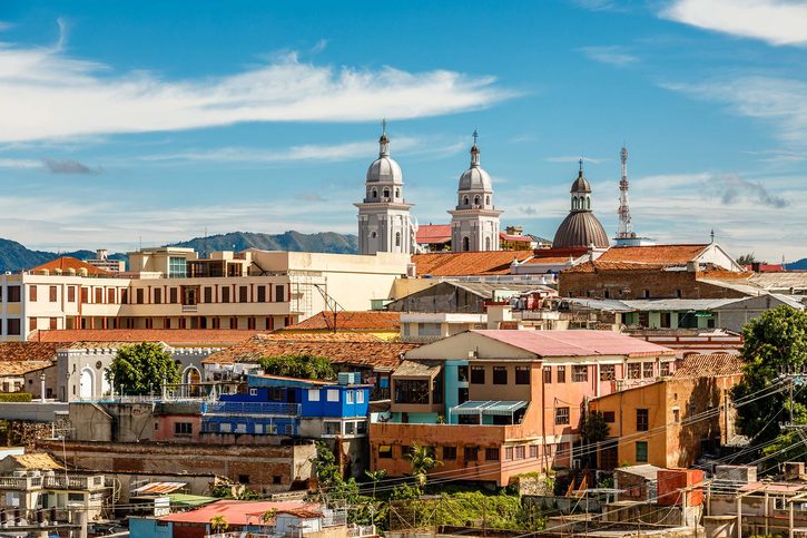 Panorama centra města se starými domy, Santiago de Cuba, Kuba