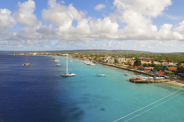 Pobřeží s plachetnicemi v Bonaire