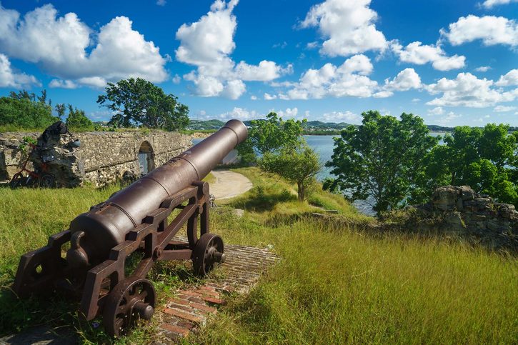 Fort King George s výhledem na Scarborough ve městě Tobago
