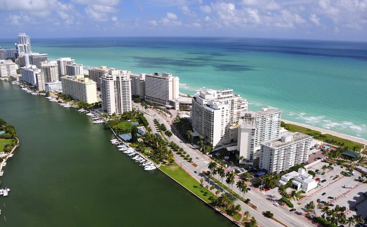 Miami Beach, nádherný letecký pohled na budovy, řeku a vegetaci. 