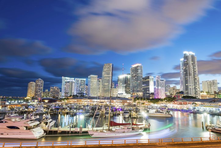 Večerní pohled na přístav a město Miami