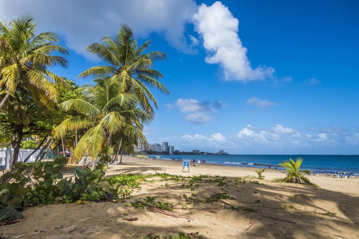 Pohled z pláže na město San Juan, Portoriko
