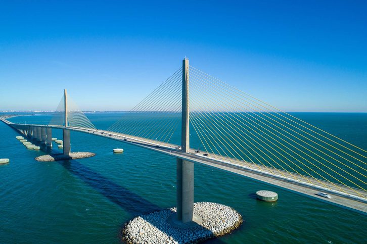 Letecký obraz ocelového lanového závěsného mostu Tampa Bay Florida