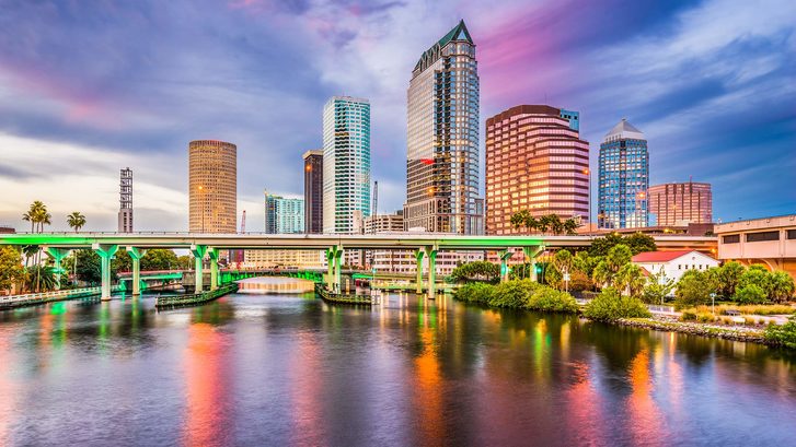 Tampa, Florida, USA panorama centra města na řece Hillsborough