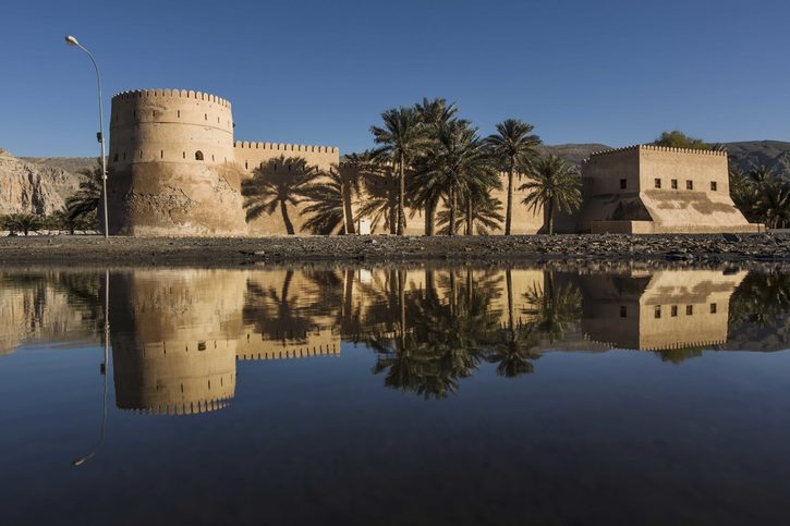 Khasab Fort – Navštivte nevelkou kamennou pevnost, vystavěnou na počátku 17. století Portugalci, a kochejte se výhledy z jejích věží, Omán