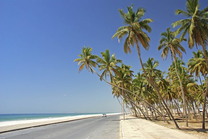 Silnice podél pobřeží Salalahu, Omán