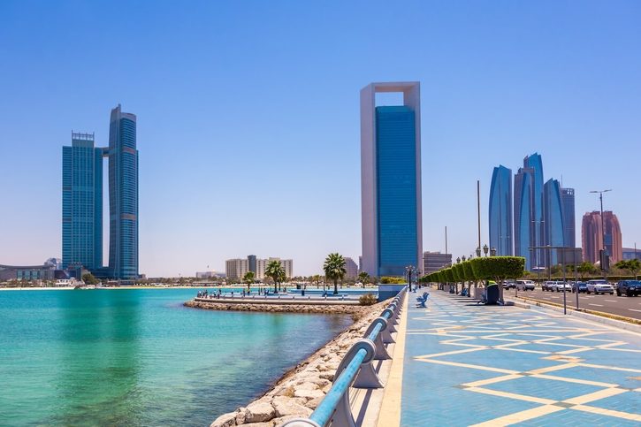 Abú Dhabí - promenáda Corniche a Etihat Towers