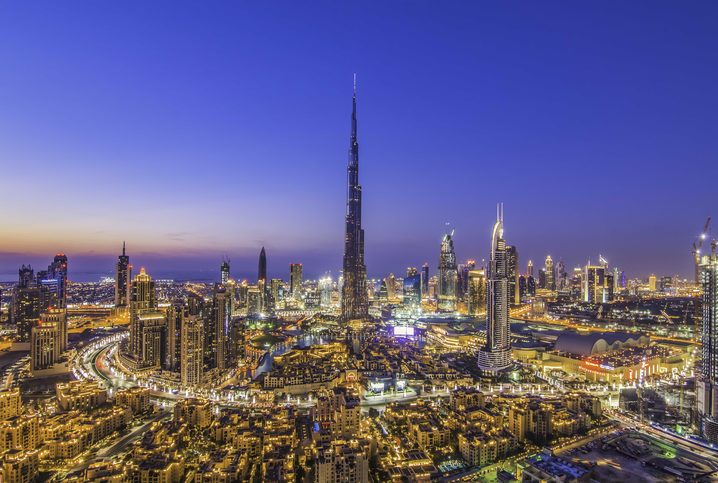 Krásný večerní pohled na noční Dubaj včetně Burj Khalífi