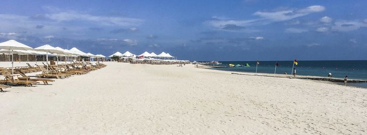Pláž pro turisty na Sir Bani Yas, Abu Dhabí