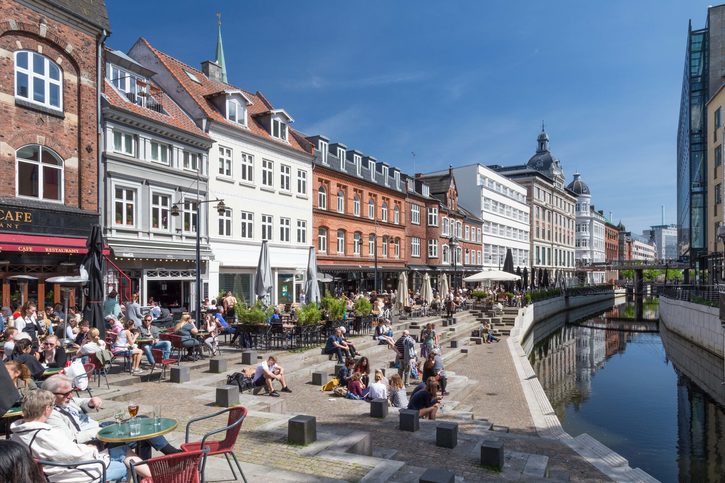 Promenáda podél řeky Aarhus v centru města