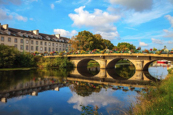 Odraz mostu na kanálu Nantes v Brestu