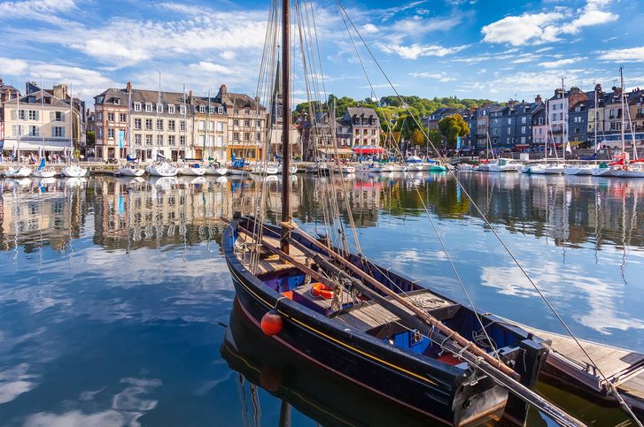 Starý přístav, Vieux Bassin, je lemovaný pěknými městskými domy z 16. – 18. století a ne nadarmo se stal předlohou řady impresionistických malířů včetně Clauda Moneta nebo Eugena Boudina. Honfleur, Francie