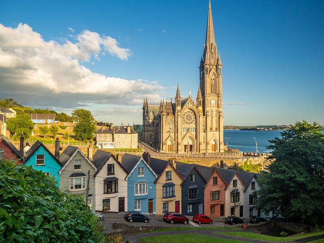 Katedrála a barevné domy v Cork, Irsko