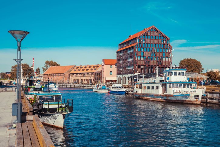 Lodě a čluny na řece Dane ve starém městě Klaipeda, Litva