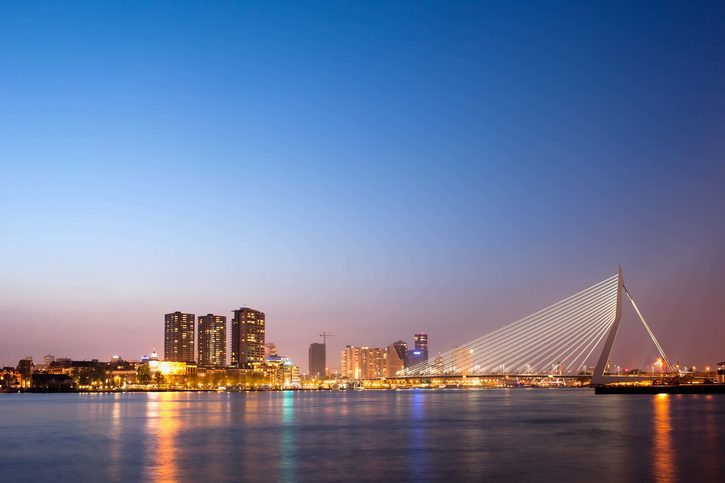 Panorama Rotterdamu s mostem Erasmus za soumraku, Nizozemsko