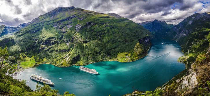 Panorama s výletními loděmi v Geirangeru, Norsko