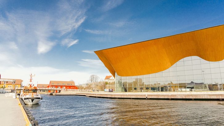 Vnější pohled na Kilden Performing Arts Center, divadelní a koncertní sál v Kristiansandu, Norsko