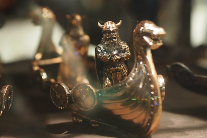 Miniatura sošky vikinga na lodi 