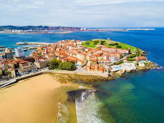 Písečná pláž a pohled na město Gijón, Španělsko
