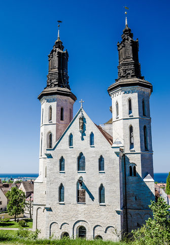 Visby Domkyrka – Obdivujte překrásnou katedrálu z roku 1225, dnes jedinou funkční v celém Visby, Švédsko