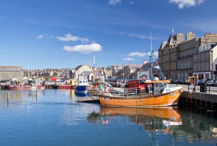 Pohled na přístavní město Kirkwall, Velká Británie