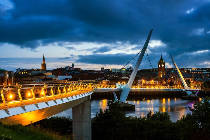 Osvětlený Most míru v Derry Londonderry v Severním Irsku