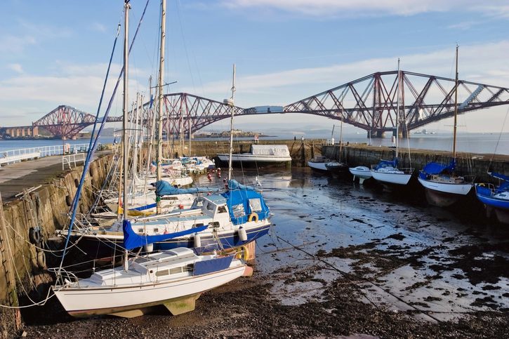  Rekreační lodě v přístavu, South Queensferry