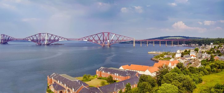 Most zvaný Forth Bridge v South Queensferry, Skotsko