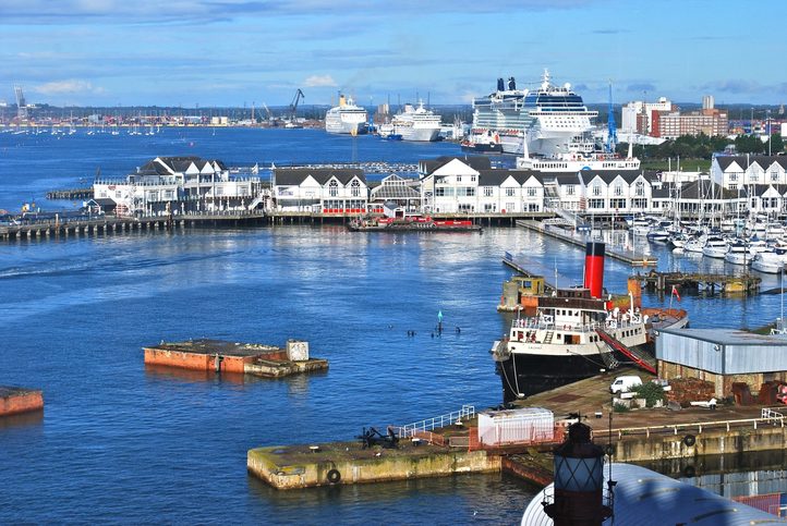 Pohled na přístav a kotvící výletní lodě ve Southamptonu