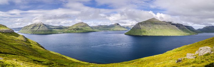 Pohled z vrcholu Klakkur poblíž města Klaksvik na ostrově Kalsoy, Faerské ostrovy