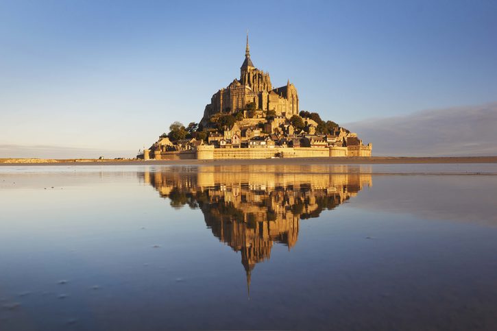 Nádherný panoramatický pohled na slavný ostrovní klášter Le Mont Saint-Michel.