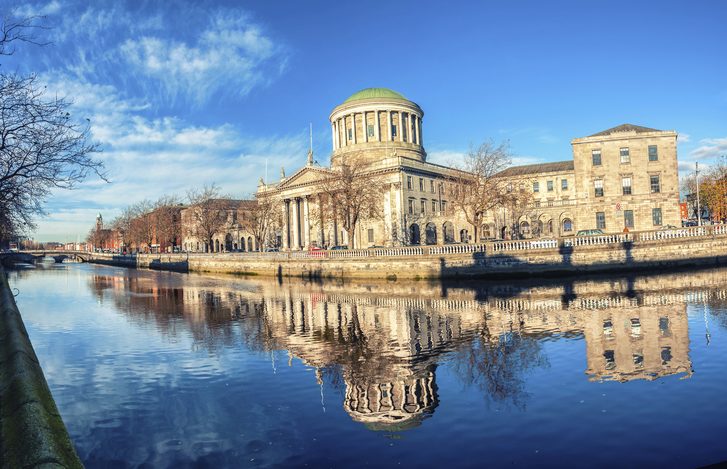 Four Courts - budova soudu s řekou Liffey