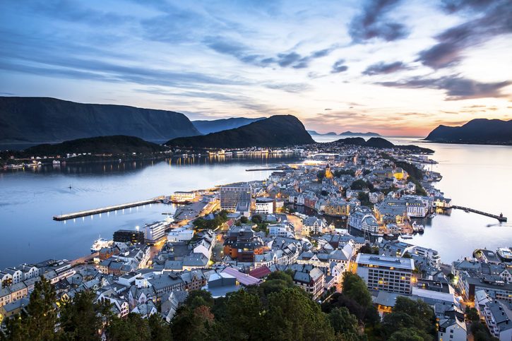 Výhled na přístavní město Alesund na západním pobřeží Norska