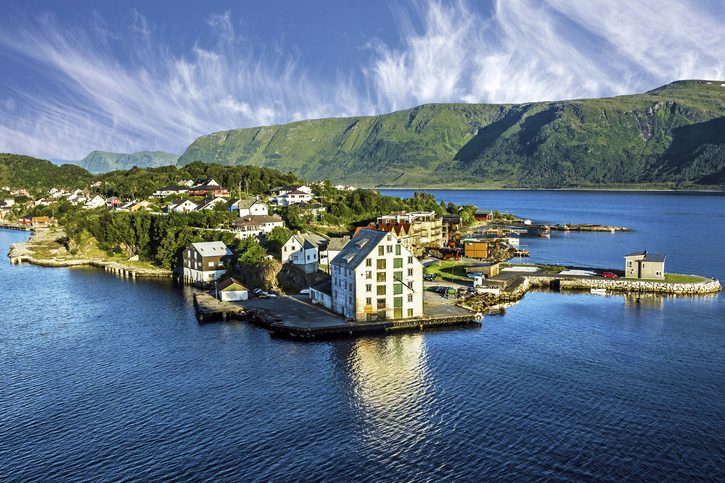 Panoramatický západ slunce - pohled na výletní přístav Alesund v norských fjordech