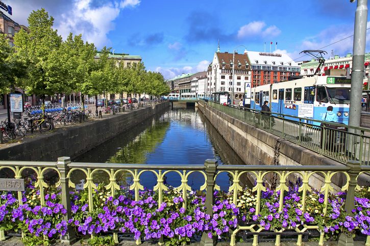 Modré staré elektrické tramvaje v ulici u kanálu, v centru Goteborgu, důležité skandinávské město Švédska