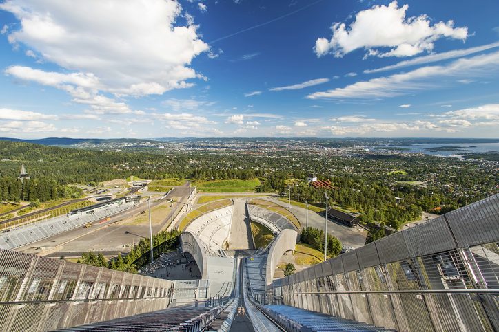 Pohled na Oslo ze skokanského stadionu Holmenkollen, Norsko