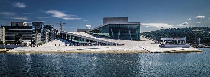 Nová budova Opery v Oslu, nazývaná také Grand Opera, je moderní operní dům. Stojí u zálivu Bjørvika nedaleko od centra Osla a je dominantou panoramatu města směrem od Oslofjordu. Je sídlem Norské státní opery a baletu.Oslo, Norsko