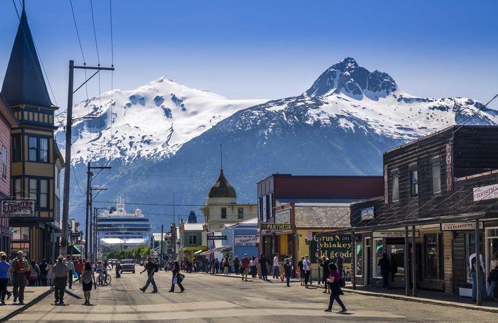 Pohled na hlavní ulici Skagwaye s pozadím výletní lodě, Aljaška