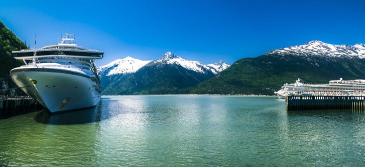 Pohled na kotvící lodě v přístavním městě Skagway, Aljaška