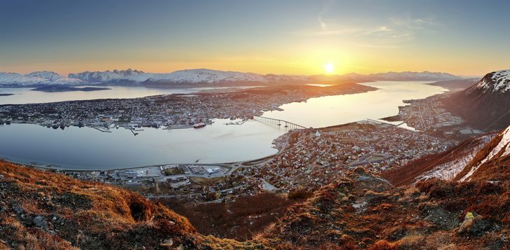 Letecký pohled na celé město Tromso ležící více jak 400 km za polárním kruhem