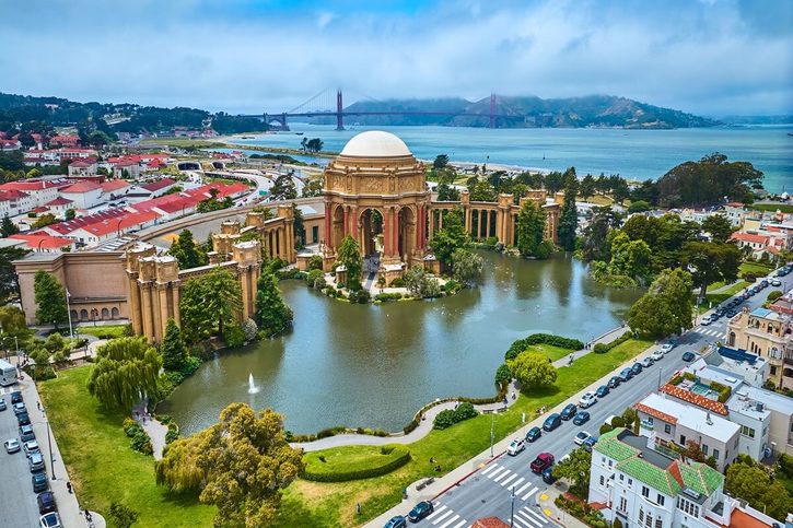 San Francisco - Laguna a kolonáda Paláce výtvarných umění s mostem Golden Gate.