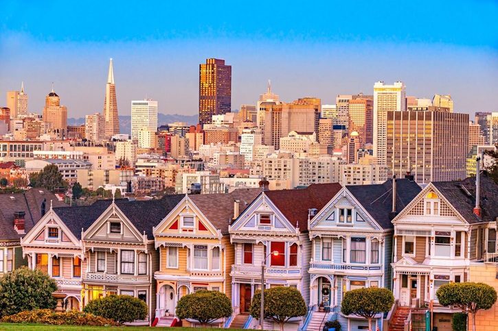 San Francisco - Malované dámy v pozadí mrakodrapy.