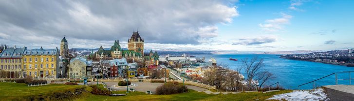 Panoramatický výhled na panorama Quebecu se zámkem Frontenac a řekou svatého Vavřince - Quebec, Kanada