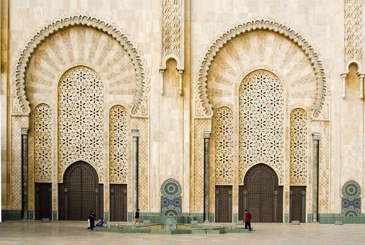 Pohled na velkou bránu mešity Hassana II. v Casablance