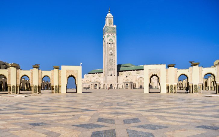 Náměstí před slavnou mešitou Hassan II v Casablance - Maroko