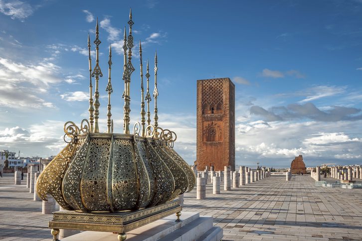 Islámská muslimská náboženská architektura. Tradiční zlaté dekorace se znakem Maroka