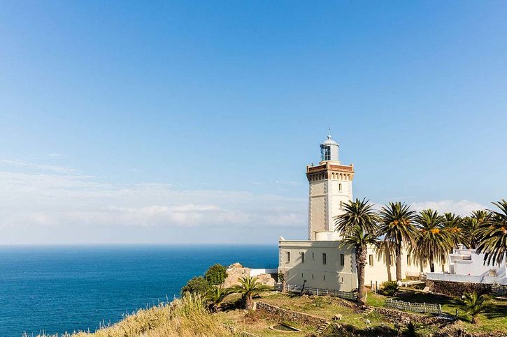 Krásný maják Cape Spartel na mysu Spartel v blízkosti města Tanger a Gibraltaru, Maroko