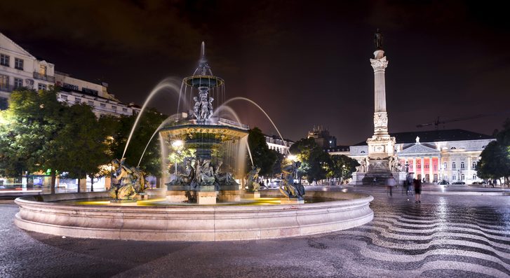 Večerní fontána na náměstí Rossio, Lisabon, Portugalsko